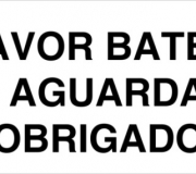 Favor bater e aguardar, tam. 30 x 20 cm.