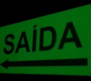 Saída de emergência em vinil fotoluminescente. tam. 25 x 12 cm