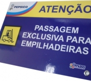 Placa tam. 50 x 30 cm. Passagem exclusiva para empilhadeiras.