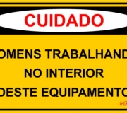 Cuidado. Homens trabalhando no interior deste equipamento. Placa tam.30 x 20 cm.