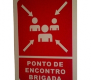 Placa "ponto de encontro" em caso de incêndio.