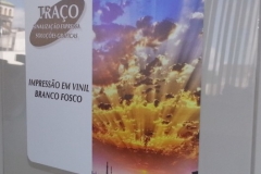 Adesivo fosco. Acabamento acetinado.